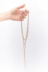 Collar dorado de cadena con dije circular y cadena colgante.