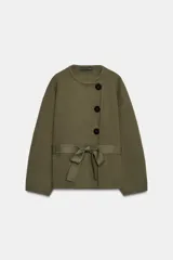 Chaqueta de punto color verde militar, con cuello redondo, manga larga y cierre frontal cruzado con botones. Incluye un cinturón del mismo tejido para ajustar en la cintura.