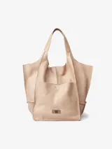 Bolso shopper de piel vacuna lavada, color beige, con cierre de botón y bolsillo frontal.