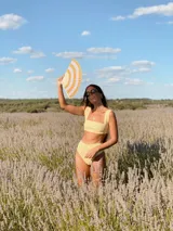 Parte de abajo de bikini tiro alto, modelo vedetina, de hilo color amarillo.