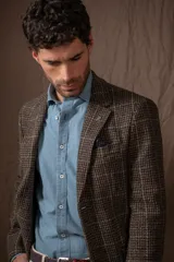 Chaquetón marrón a cuadros tipo príncipe de gales, de lana corte slim fit.
