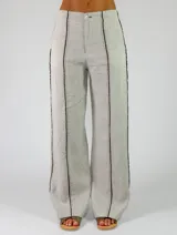 Pantalón marrón de lino de corte recto y holgado, con costuras decorativas claras a lo largo de las piernas.