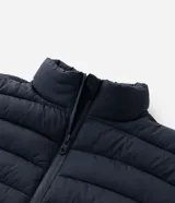 Campera puffer ultraligera Marfinno color negro, con cuello alto, cierre frontal por cremallera y bolsillos laterales.