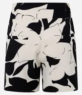 Short de vestir de poliéster con elastano, de tiro alto, con estampado floral en blanco y negro. Tiene cierre tradicional con botones dobles y bolsillos simulados en la parte trasera.