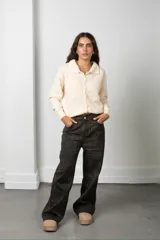 Saco tejido de punto color blanco, con cuello tipo polo, cierre frontal con botones y diseño con flores bordadas en relieve.