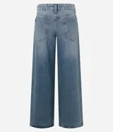 Pantalón wide leg de tiro bajo confeccionado en jean de algodón, con diseño de piernas amplias y bolsillos delanteros y traseros.