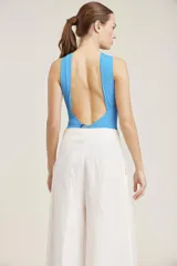 Body negro de manga corta con escote halter anudado al cuello y detalle cut-out en el centro del pecho. La parte inferior es de tiro alto y corte ajustado.