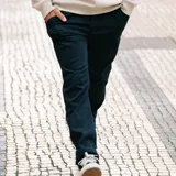 Pantalón chino azul de calce regular, marca Maui and Sons.