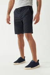 Bermuda de gabardina azul marino, corte chino, con bolsillos laterales y traseros.