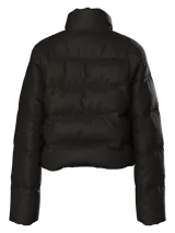 Campera puffer corta de manga larga con cuello alto, cierre frontal oculto y diseño acolchado.