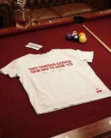 Remera blanca de corte oversize con estampa frontal en color rojo que incluye la frase 'HAY TANTAS COSAS QUE NO TE DIJE </3' y un pequeño dibujo de cerezas en la parte inferior.