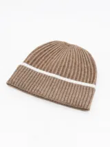 Gorro de lana tejido en punto acanalado, color marrón con una franja horizontal blanca en la parte inferior.