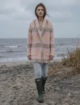 Cardigan Ruby Rd de tejido cuadrille en tonos rosado, beige y tostado, con mangas largas y bolsillos frontales. Presenta detalles de flecos en el cuello y la solapa.