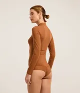 Body negro de media malla con cuello alto y mangas largas.