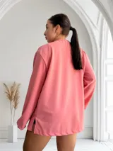 Blazer rosado de crepé con corte recto, solapas y bolsillos frontales.