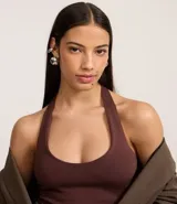 Blusa de frente única confeccionada en tejido punto roma, con escote redondo y espalda descubierta. Presenta un diseño ajustado al cuerpo, ideal para un look versátil y moderno.