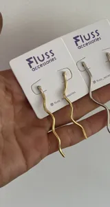 Par de aros colgantes con forma de serpiente ondulada, hechos a mano en bronce/dorado y alpaca/plateado.