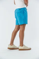 Short de baño liso con cintura elástica y cordón de ajuste. Cuenta con dos bolsillos laterales, un bolsillo posterior y un aplique de logo en goma en la pierna.