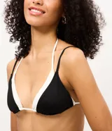 Top de bikini triangular de microfibra, color negro con bies contrastante en color blanco, tazas removibles y tiras finas para atar al cuello y en la espalda.