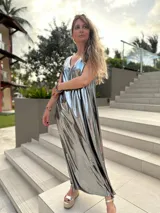 Vestido largo plateado metalizado con escote en V y corte holgado.