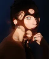 Aros plateados con diseño abstracto de corteza de árbol.