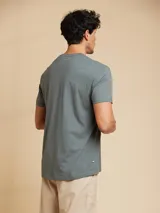 Remera amarilla de algodón con cuello redondo y manga corta.