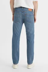 Jean Levi's 502 Regular Taper de hombre, color azul medio, con corte estilizado en la parte trasera y el muslo, y apertura de pierna delgada. Calza debajo de la cintura, tiene cierre en bragueta y diseño de 5 bolsillos.