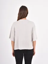 Remera negra de corte holgado con estampa frontal de línea abstracta en color blanco.
