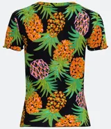 Top de manga corta ajustado al cuerpo, confeccionado en tejido acanalado (ribana) negro con estampado de piñas en tonos naranja, rosa y verde. Presenta detalles de volado (frufru) en los bordes de las mangas y el ruedo inferior.