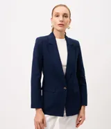 Blazer azul marino de sastrería confeccionado en mezcla de viscosa y lino, con solapas, cierre frontal de un botón y bolsillos con solapa en los laterales.