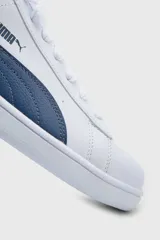 Championes deportivos Puma Up para hombre, de color blanco con la característica franja lateral en negro y el logo de la marca en el lateral y la lengüeta.