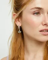 Aros de aro pequeños de plata con dije de ojo turco con cristal facetado verde.
