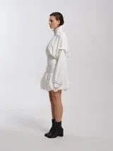 Campera bomber negra con cuello alto, cierre frontal y mangas desmontables. Presenta faja ancha en puños y cintura. Forrada con felpa.