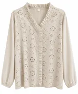 Blusa beige de manga larga con diseño de broderie en el frente, escote en V con volados y puños elásticos.