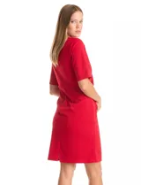 Vestido rojo de crepe, marca Emma & Michele, con cuello a la base y escote entrelazado. Tiene mangas cortas, cierre invisible en la espalda y tajo en el ruedo.