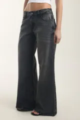 Jean wide leg de tiro bajo, color negro con efecto lavado stone black, de corte holgado y diseño clásico de cinco bolsillos.