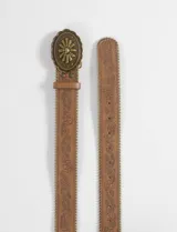 Cinturón de cuero sintético color marrón con diseño floral labrado en toda la tira y hebilla metálica grande con detalle de sol grabado en estilo antiguo.