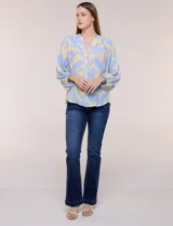 Blusa de gasa texturizada color celeste con estampado abstracto en tono amarillo, de silueta holgada y fluido diseño. Presenta escote en V con cuello a la base y abotonadura frontal con botones a tono. Cuenta con mangas largas abullonadas con puños elastizados.