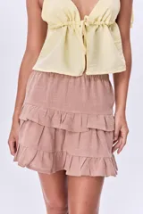 Minifalda color beige oscuro con cintura elastizada y tres volados.