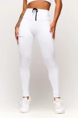 Calza deportiva blanca de tiro alto con cordón ajustable en la cintura y logo estampado en la pierna.