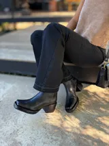 Top halter de cuero color visón, con diseño de espalda descubierta y ajuste mediante tiras para atar en la cintura.