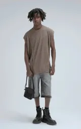 Sudadera sin mangas (tipo chaleco) de tejido liviano acanalado, color marrón chocolate, con calce amplio y recortes superpuestos que generan textura.