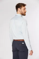 Camisa sport blanca de manga larga con spandex, cuello abotonado y bolsillo ojal en el pecho.