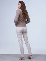 Buzo tejido Philosophy color beige, con cuello redondo y mangas largas abullonadas. Presenta detalles pointelle en la parte delantera y en las mangas.