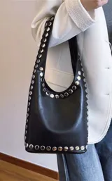 Cartera tipo hobo de cuero sintético color negro, con tachas plateadas en los bordes.