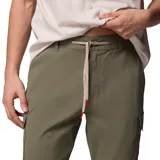 Pantalón cargo de corte recto en color verde oliva, con cintura ajustable mediante cordón y presilla utilitaria. Cuenta con múltiples bolsillos funcionales, incluyendo bolsillos laterales de carga con cierre de velcro y bolsillos de seguridad con cremallera, diseñados con tecnología repelente a la humedad.