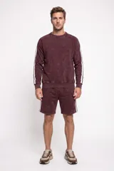 Short deportivo bordó con efecto acid wash, bandas laterales blancas y bordado de texto en la pierna.