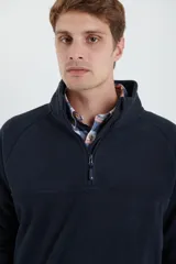 Sweater azul de polar con cuello alto y cierre parcial con cremallera.