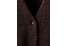 Cardigan de punto marrón oscuro, de corte ajustado, manga larga y cuello alto.