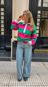 Sweater a rayas horizontales rosas y verdes, con cuello polo blanco y puños blancos.